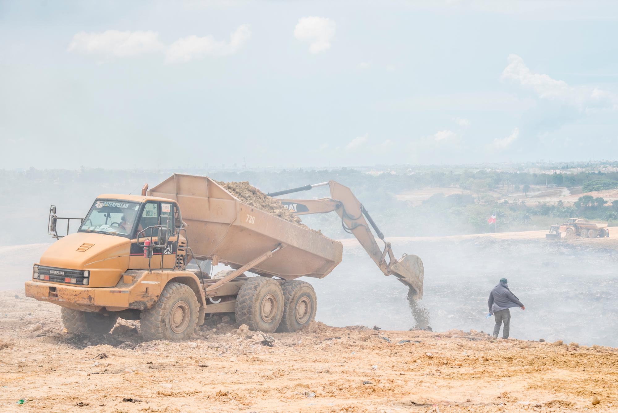 El relleno en las áreas de donde sale hubo es la tarea de todos los días.