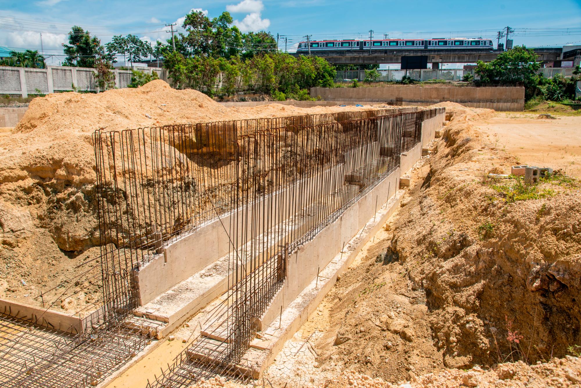 Aquí se inició el año pasado la terminal de autobuses “Mamá Tingó”, pero muy poco se trabaja en el lugar. 