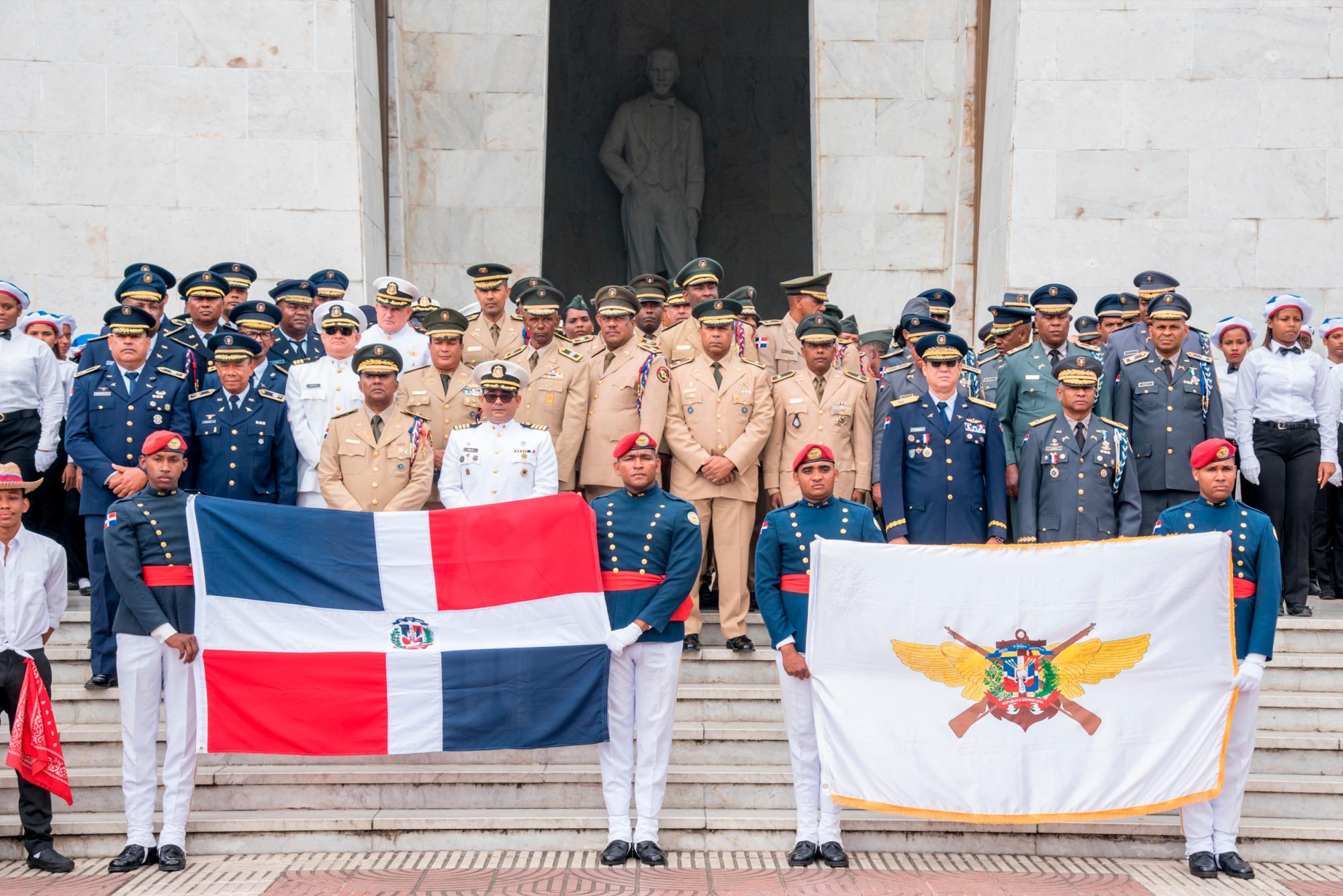 Los cuerpos armados, también acudieron a honrar a l patricio.