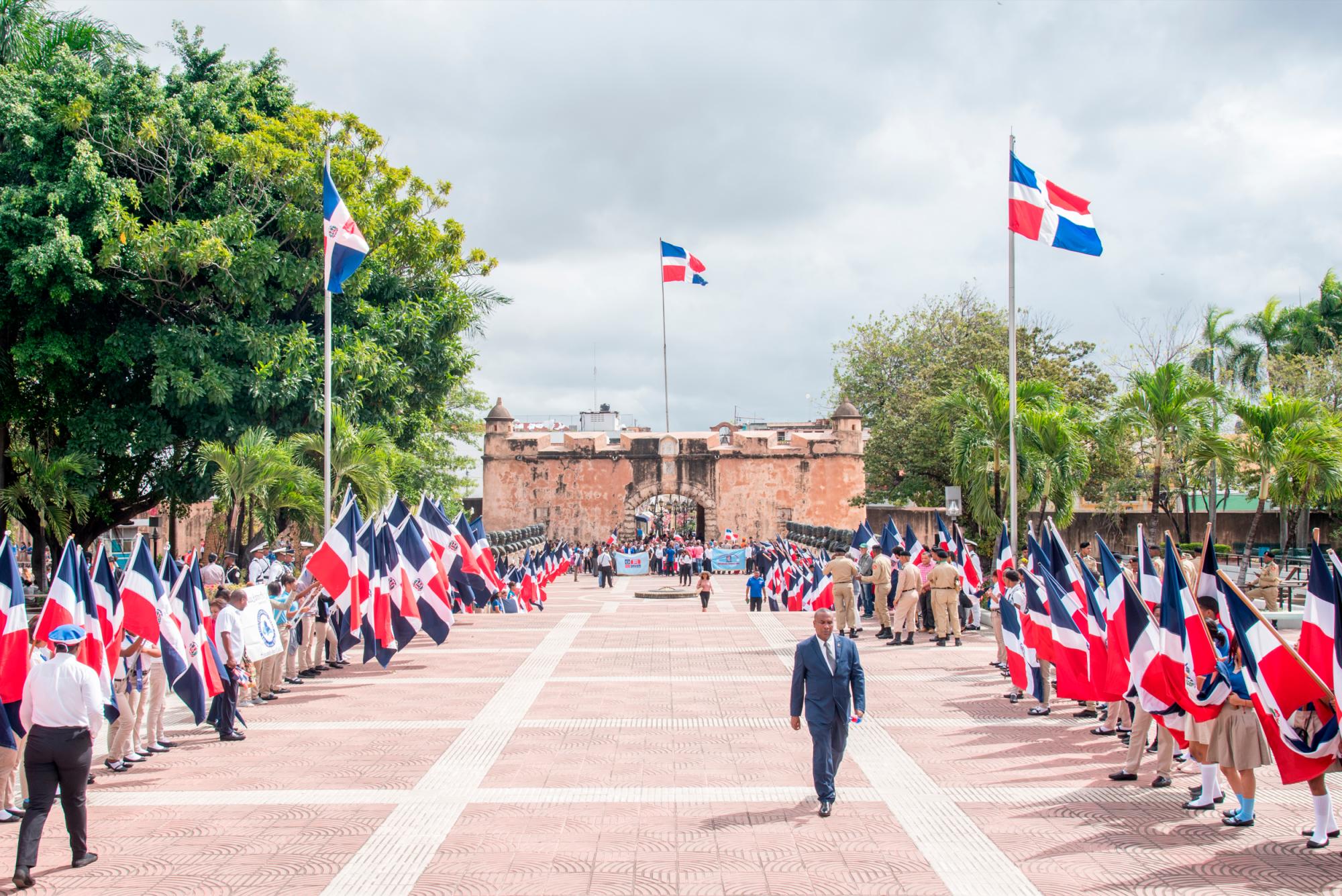 Más de una docena de instituciones depositaron ofrendas florales en el Altar de la patria en honor a Sánchez.
