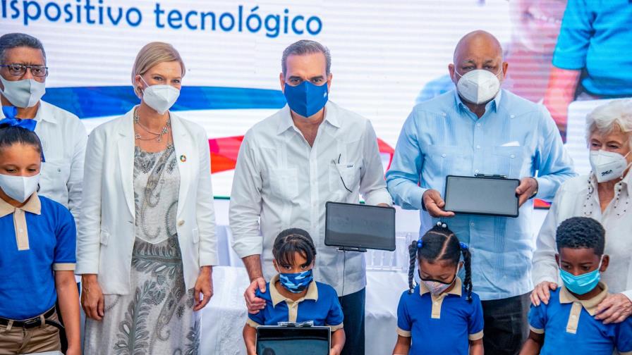 Inician la entrega de tabletas para la educación primaria  