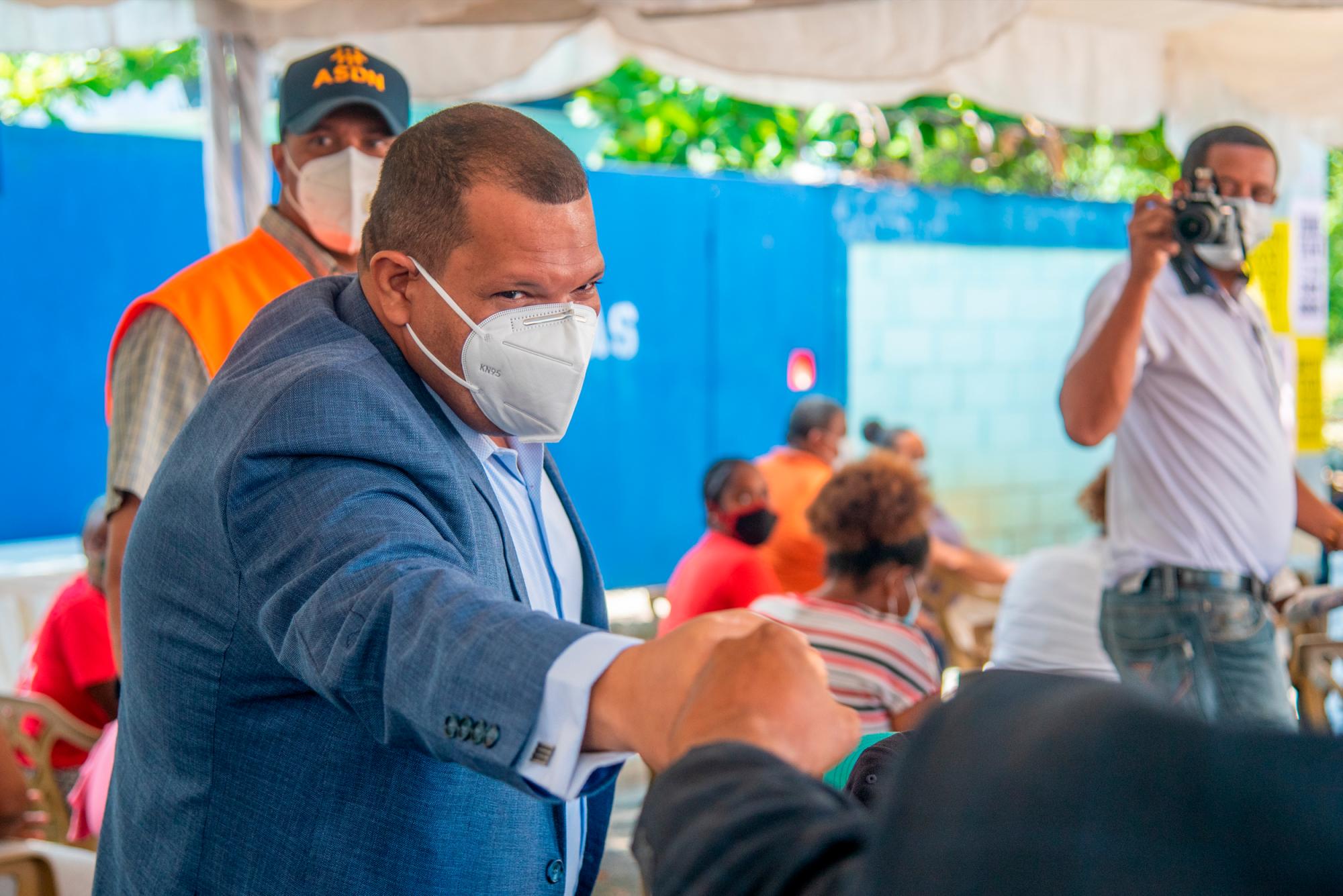 El alcalde de Santo Domingo Norte, Carlos Guzmán, chocha los puños a manera de saludo a los presentes en el lanzamiento de una Jornada COVID-19.