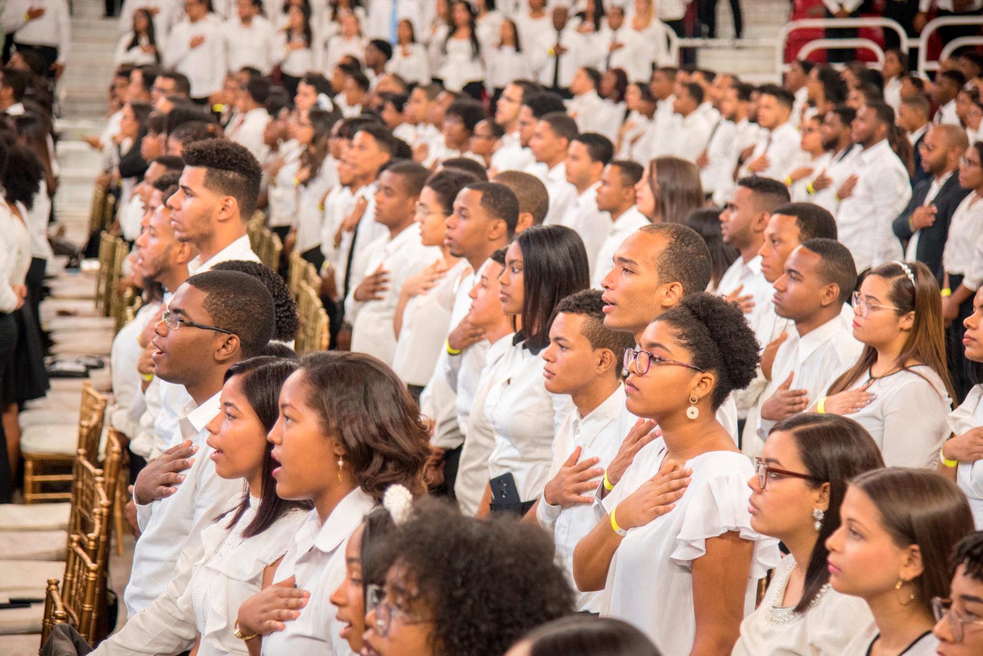 Los egresados logran trabajos como profesores de inglés en centros educativos, pero también se desempeñan en hoteles, Call centers, líneas aéreas, como traductores, entre otros.