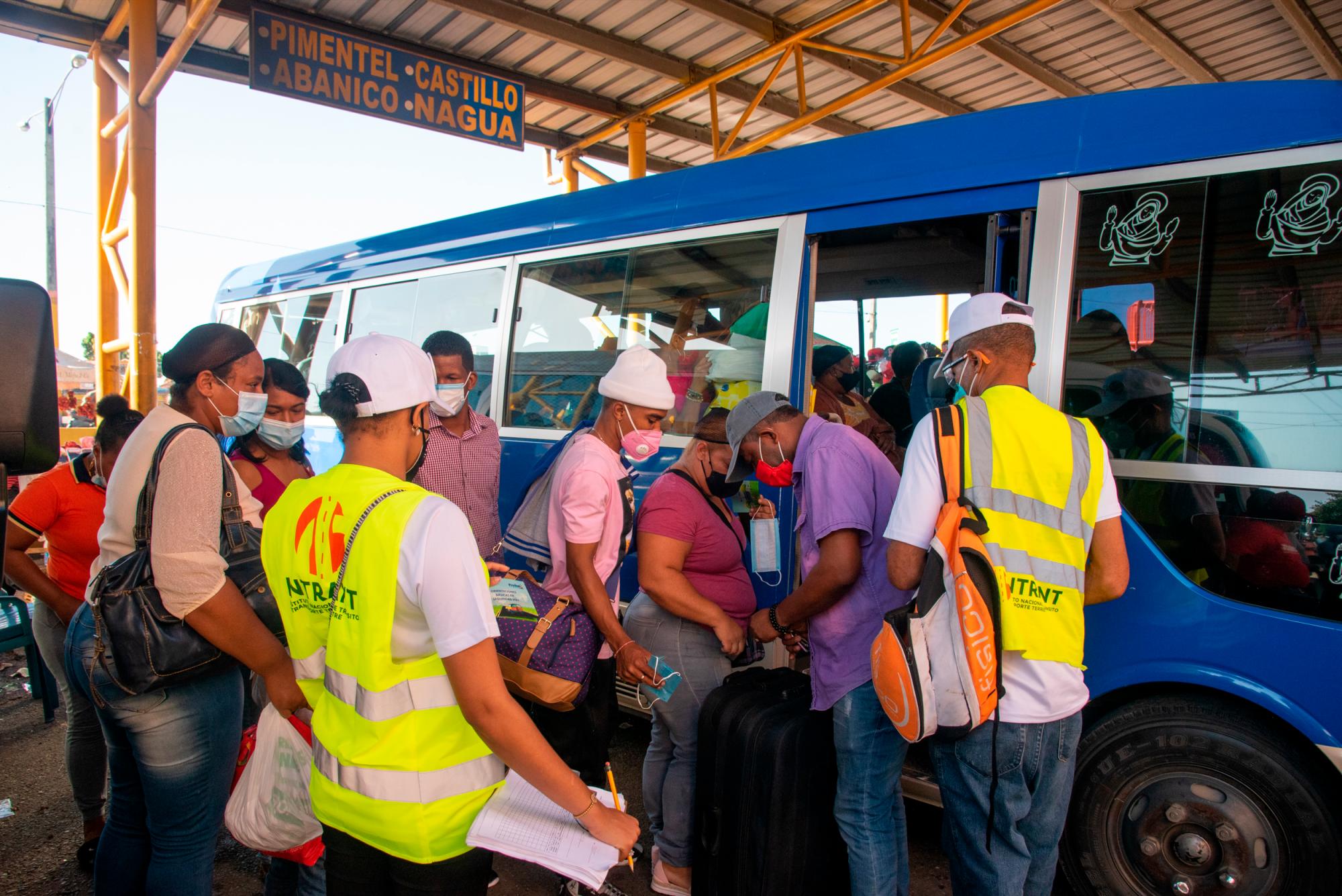 En la terminal del kilómetro 9 de la autopista Duarte, el flujo de pasajeros aumento.