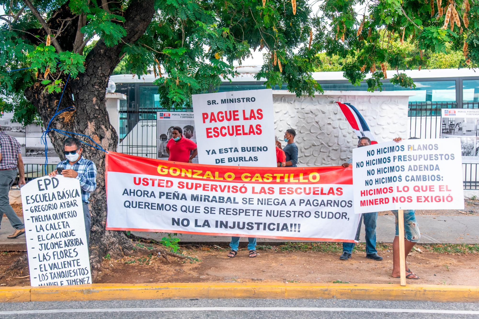 Santo Domingo, República Dominicana: ingenieros del Programa Nacional de Edificaciones Escolares protestan la mañana del jueves 16 de julio de 2020, frente a la sede del Ministerio de Educación (Minerd), en demanda de pago por obras entregadas. 