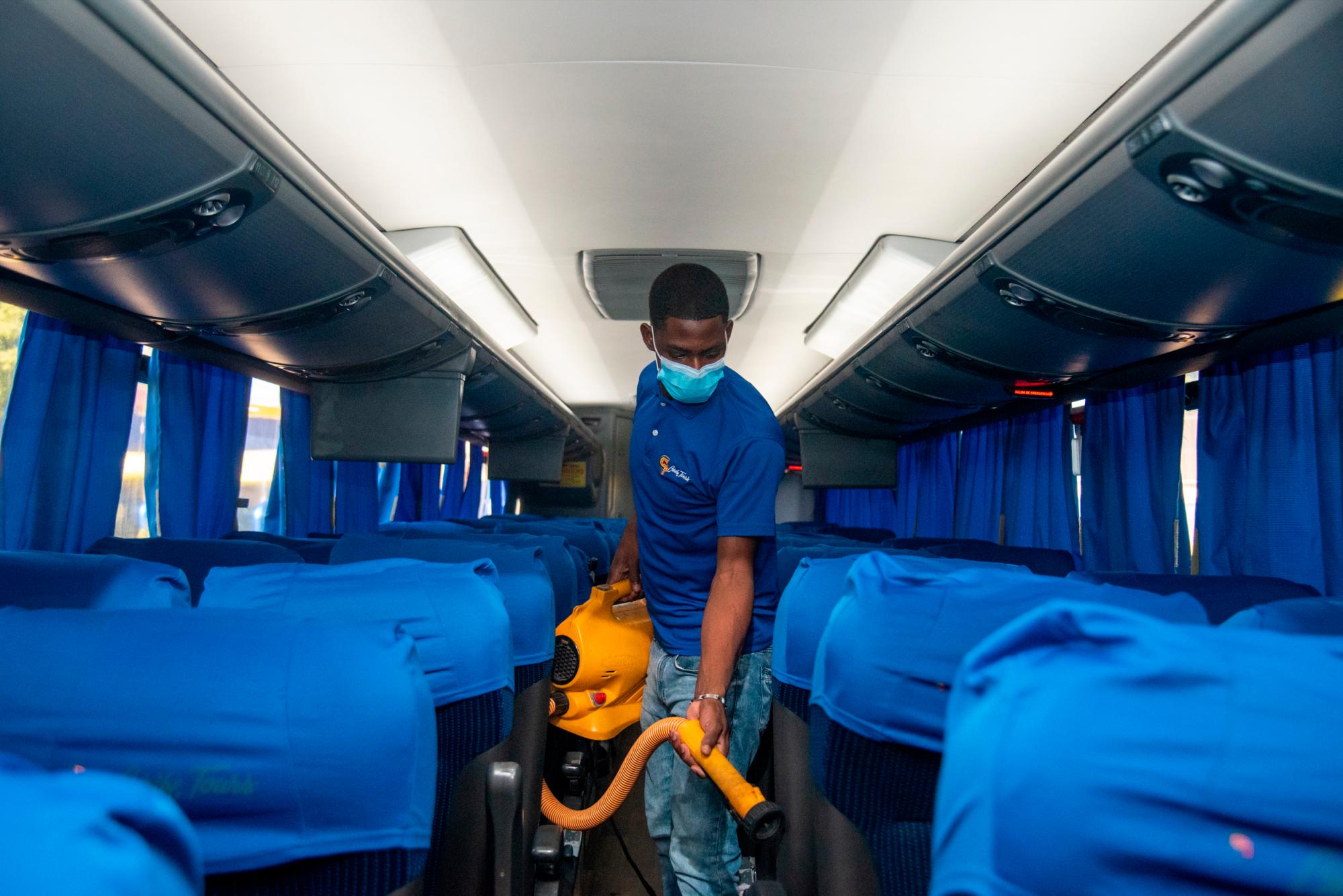 Uno de los autobuses de Caribe Tours es higienizado. 