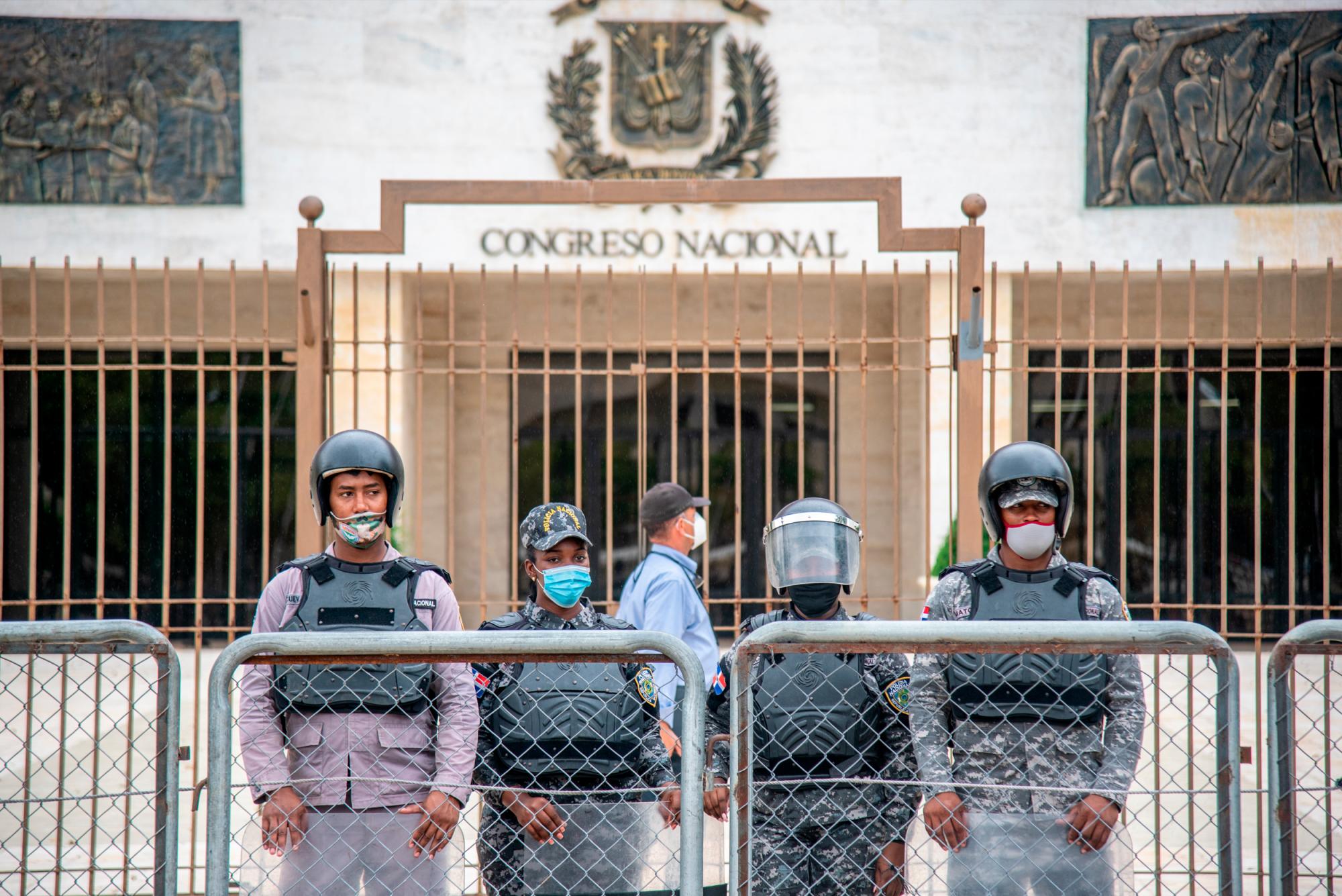 Frente al Congreso Nacional se desplegaron decenas de policías y militares que colocaron barreras metálicas para impedir el paso a los manifestantes