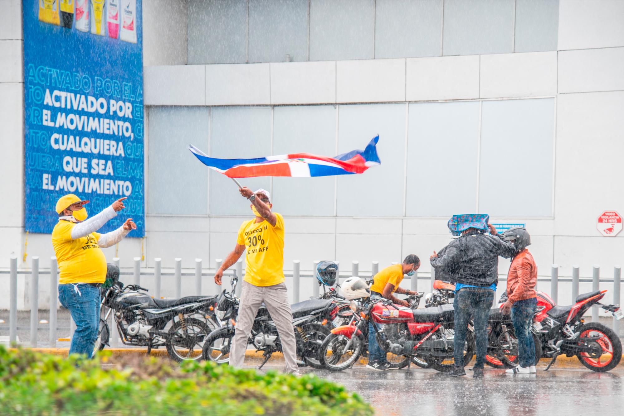 Los manifestantes usan la bandera dominicana; ropa de color amarillo y levantan pancartas en las que exigen la aprobación