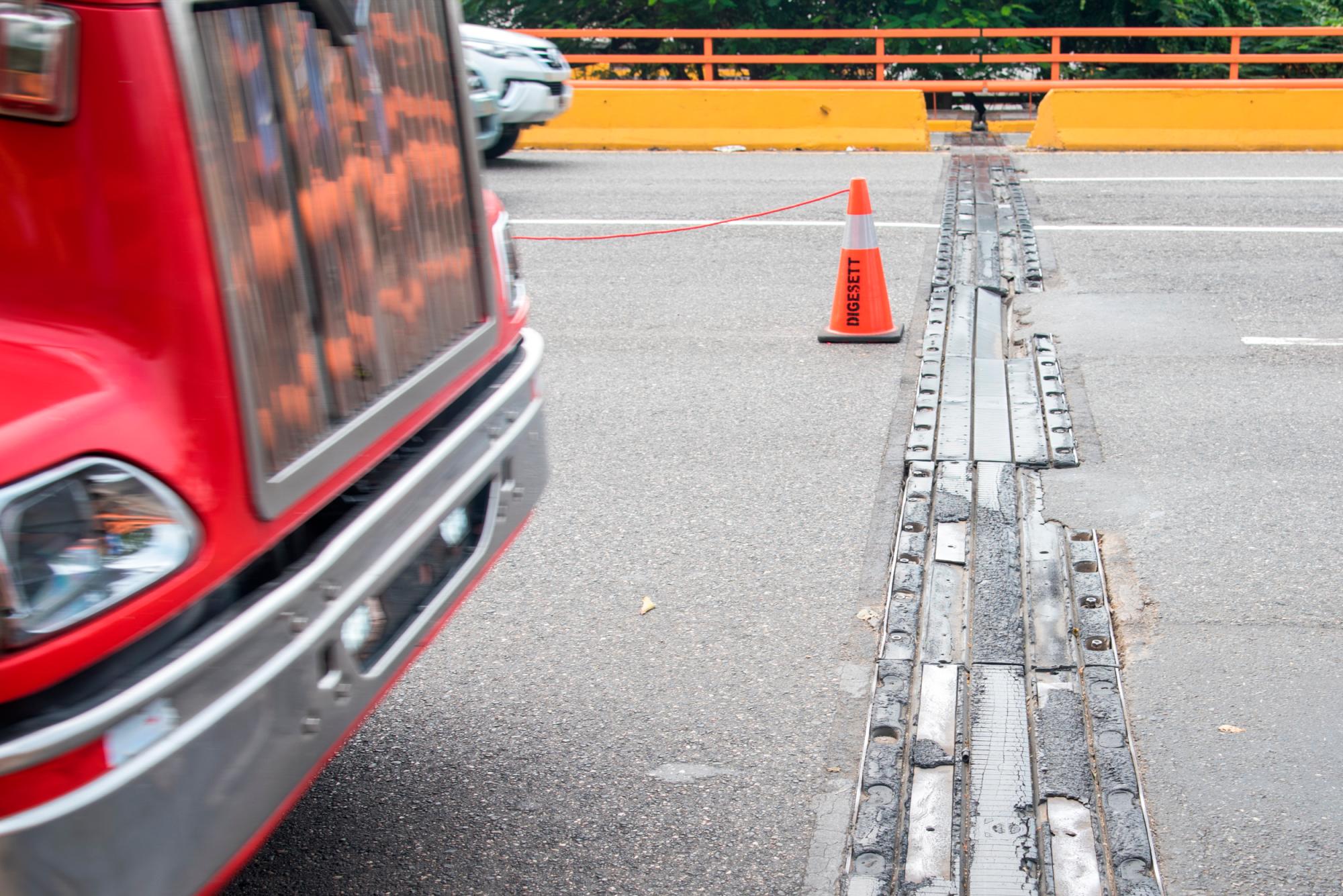 Los conductores que no conocen la situación se ven obligados a frenar de repente, en ocasiones causando accidentes.