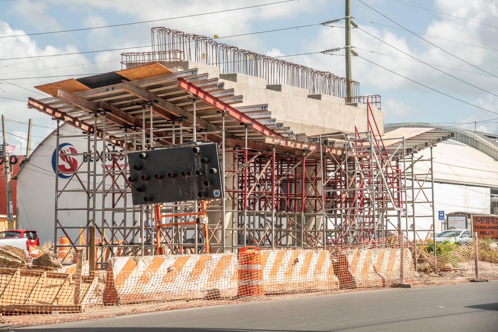 Esta estructura es la base del puente que cruzaría la avenida Charles de Gaulle. 