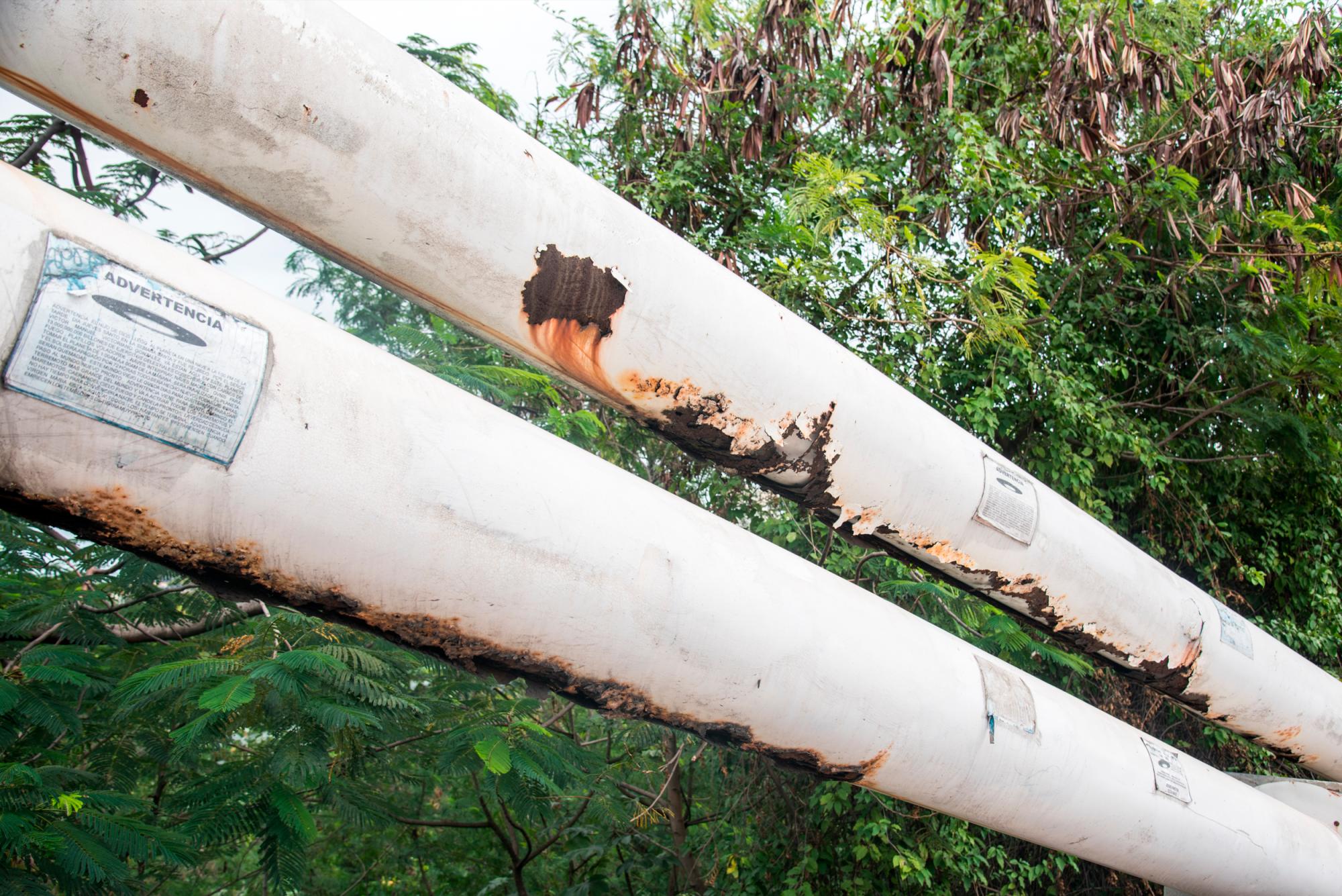 Deterioro de los covers de los cables.