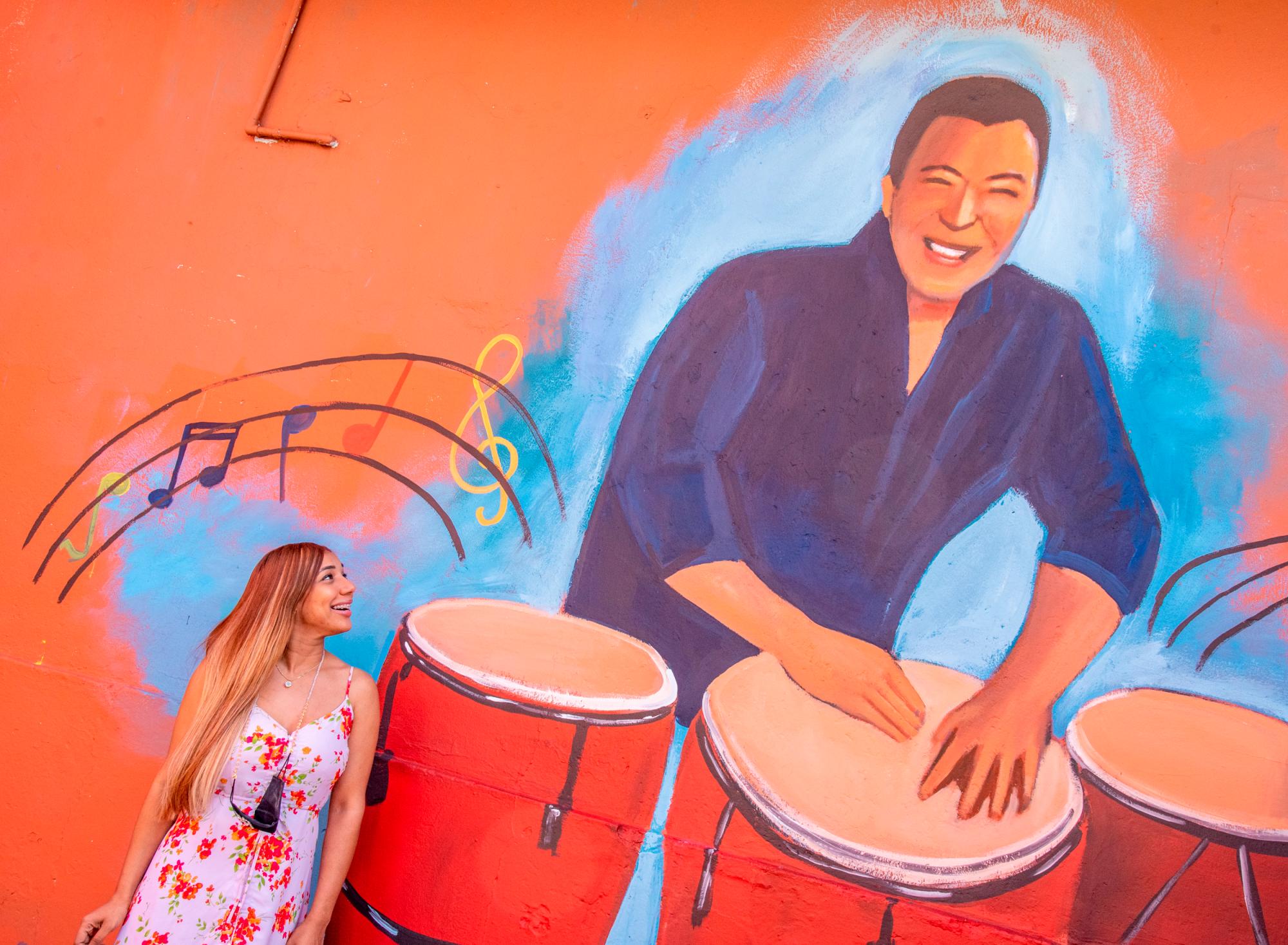 Samanta observa una pintura de su padre, que era músico y falleció hace cuatro meses 