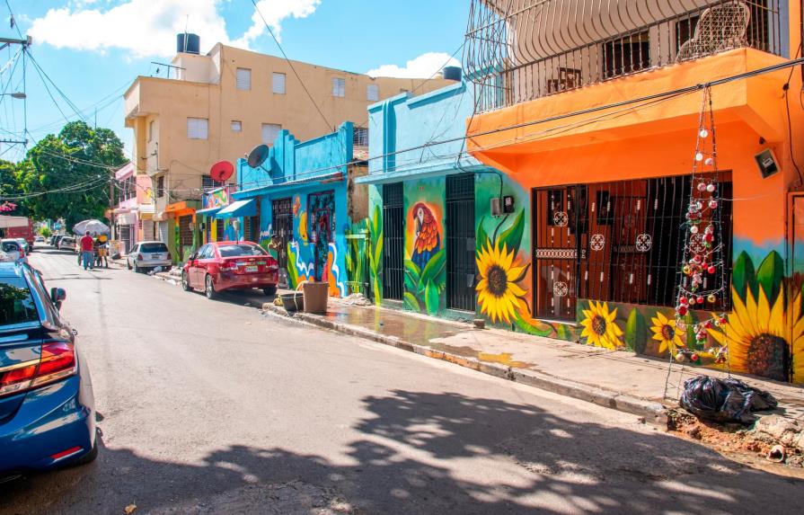 Villa Consuelo se viste de colores con llamativos murales y pintura de viviendas 