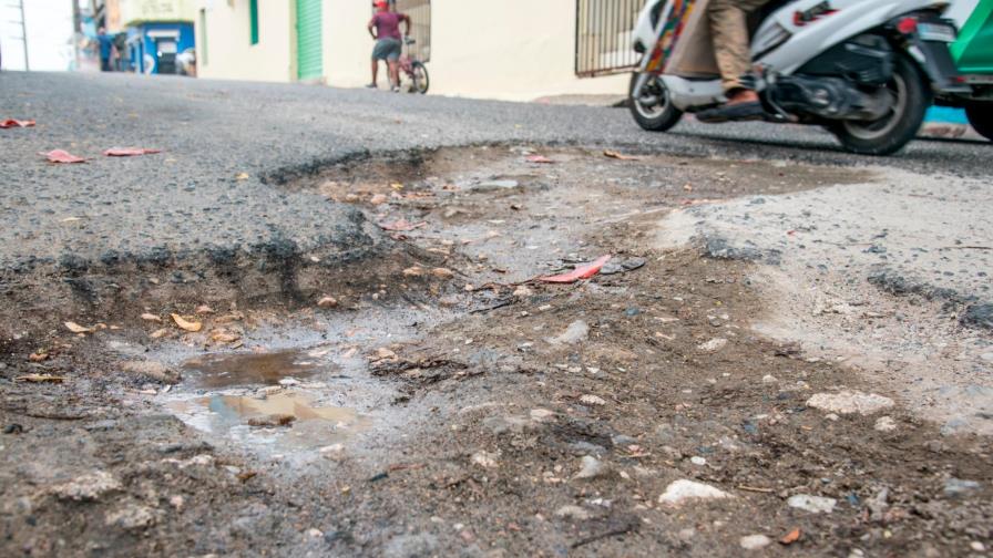 Por la calle Benito González la materia fecal corre por los contenes