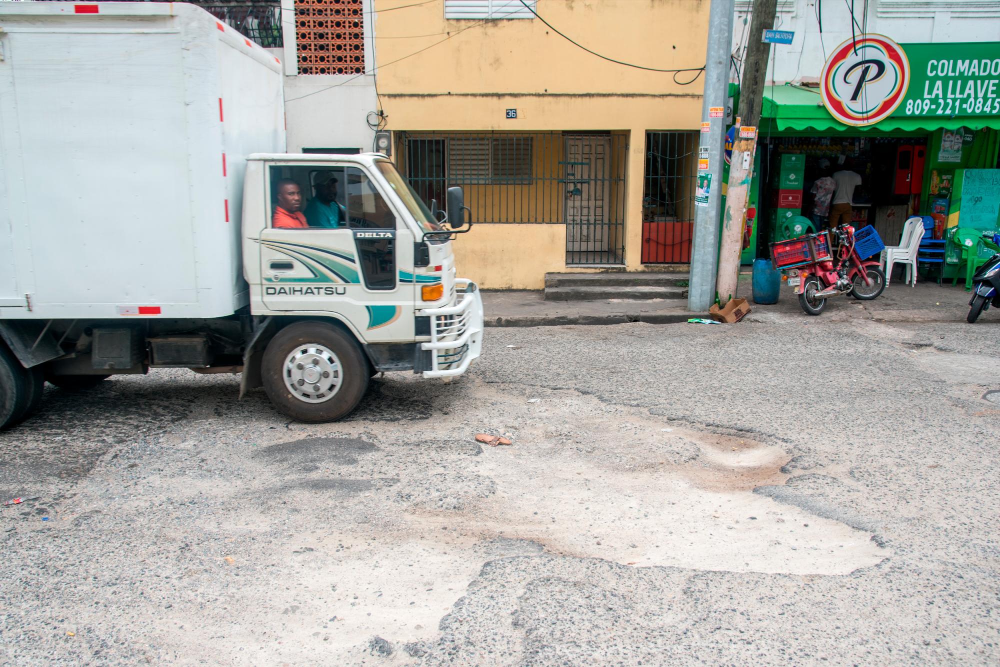 Al inicio de la calle los hoyos abundan.