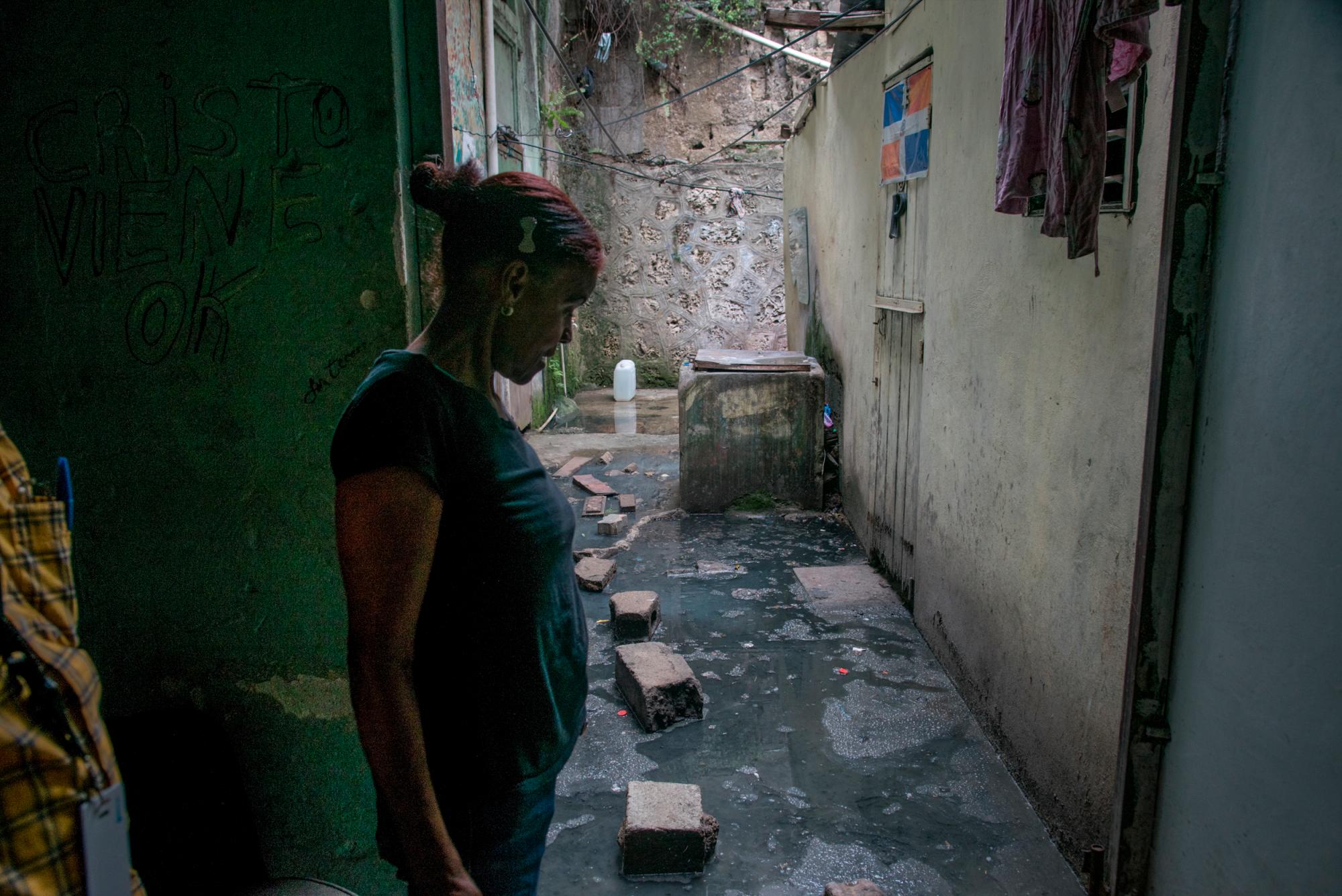 Cecilia Torres, muestra las condiciones en donde vive. 