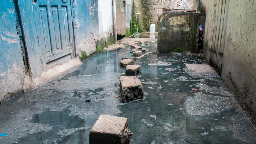 Agua cloacal afecta a familias cerca del puente Ramón Matías Mella  