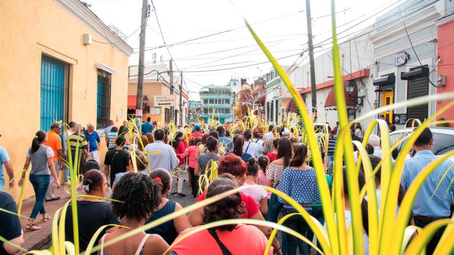 Católicos realizan procesión por el Domingo de Ramos