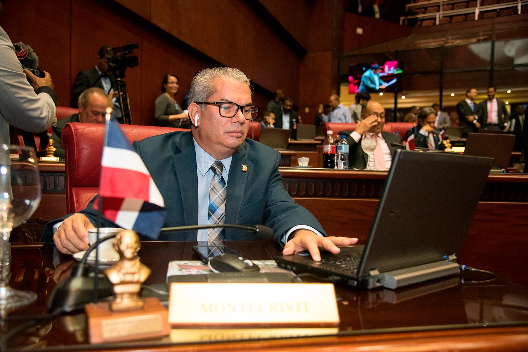 El senador del PLD, Heinz Vieluf Cabrera, ha trabajado 24.20 horas en comisiones.