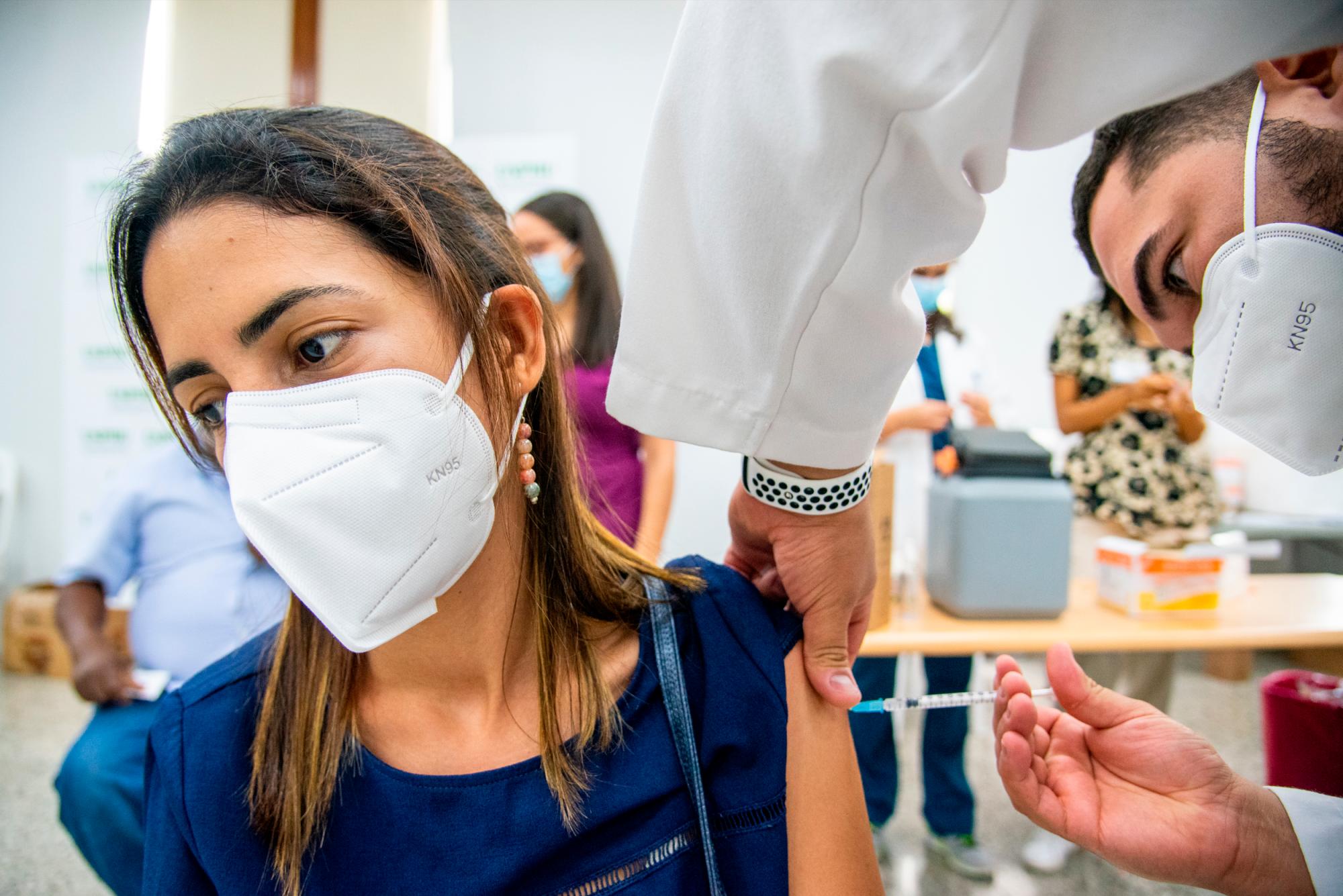 Un profesional de la salud aplica una vacuna contra el coronavirus a una ciudadana
