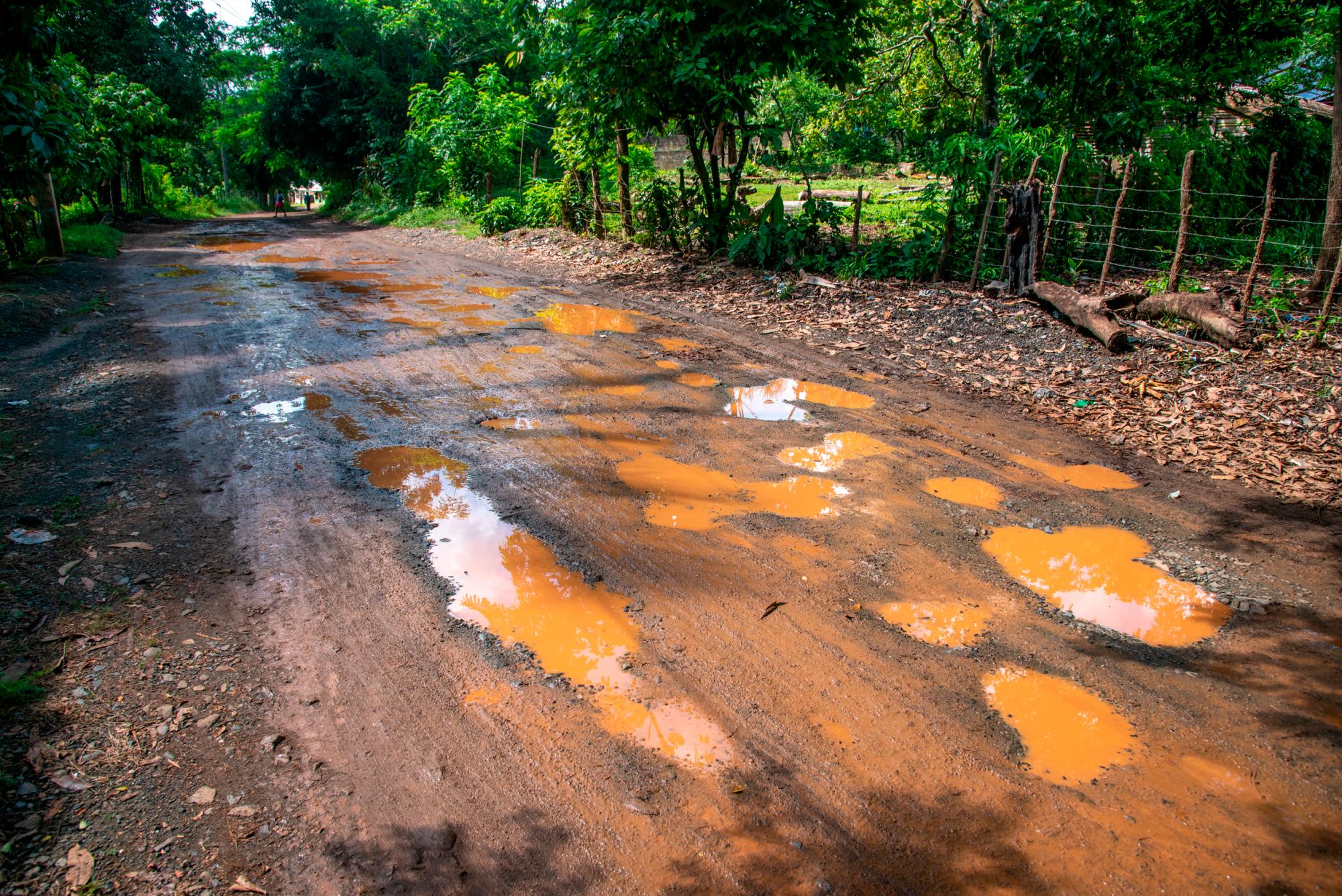 Cuando llueve la vía es un lodazal