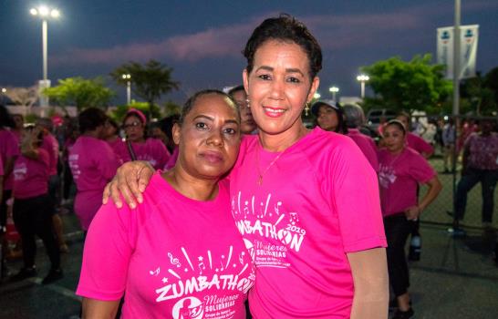 Plaza Duarte y Carrefour realizan Zumbathon por el cáncer de mama