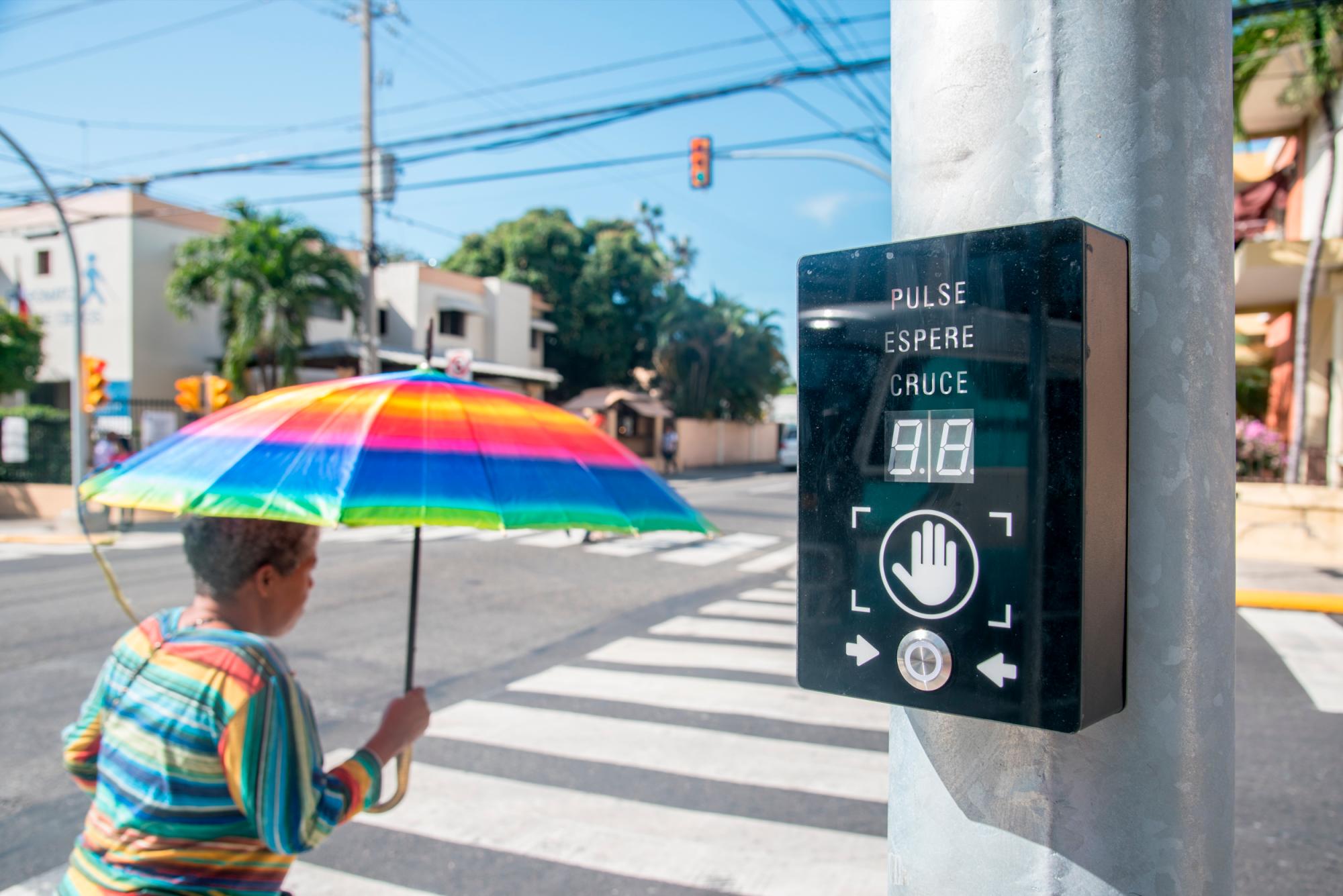 Con este dispositivo se activa para que el semáforo emita la luz roja de pare en todas las direcciones. 