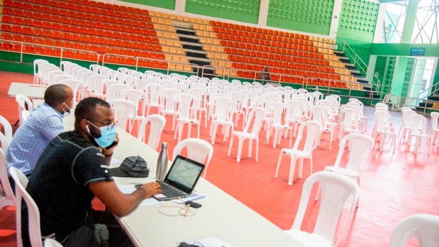 Baja asistencia en centros de vacunación contra COVID-19