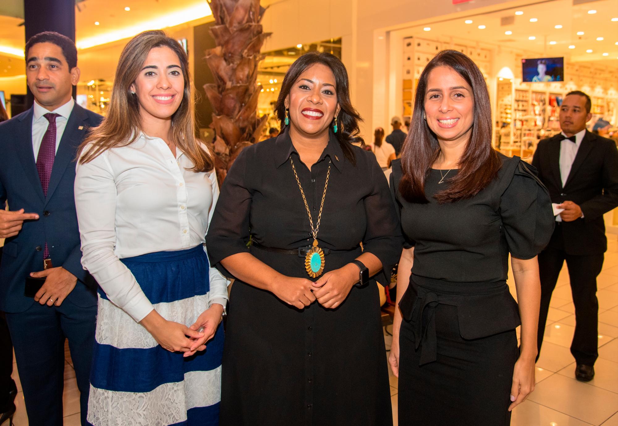 Claudia Finke, Chantal Ávila y Vielka Piña