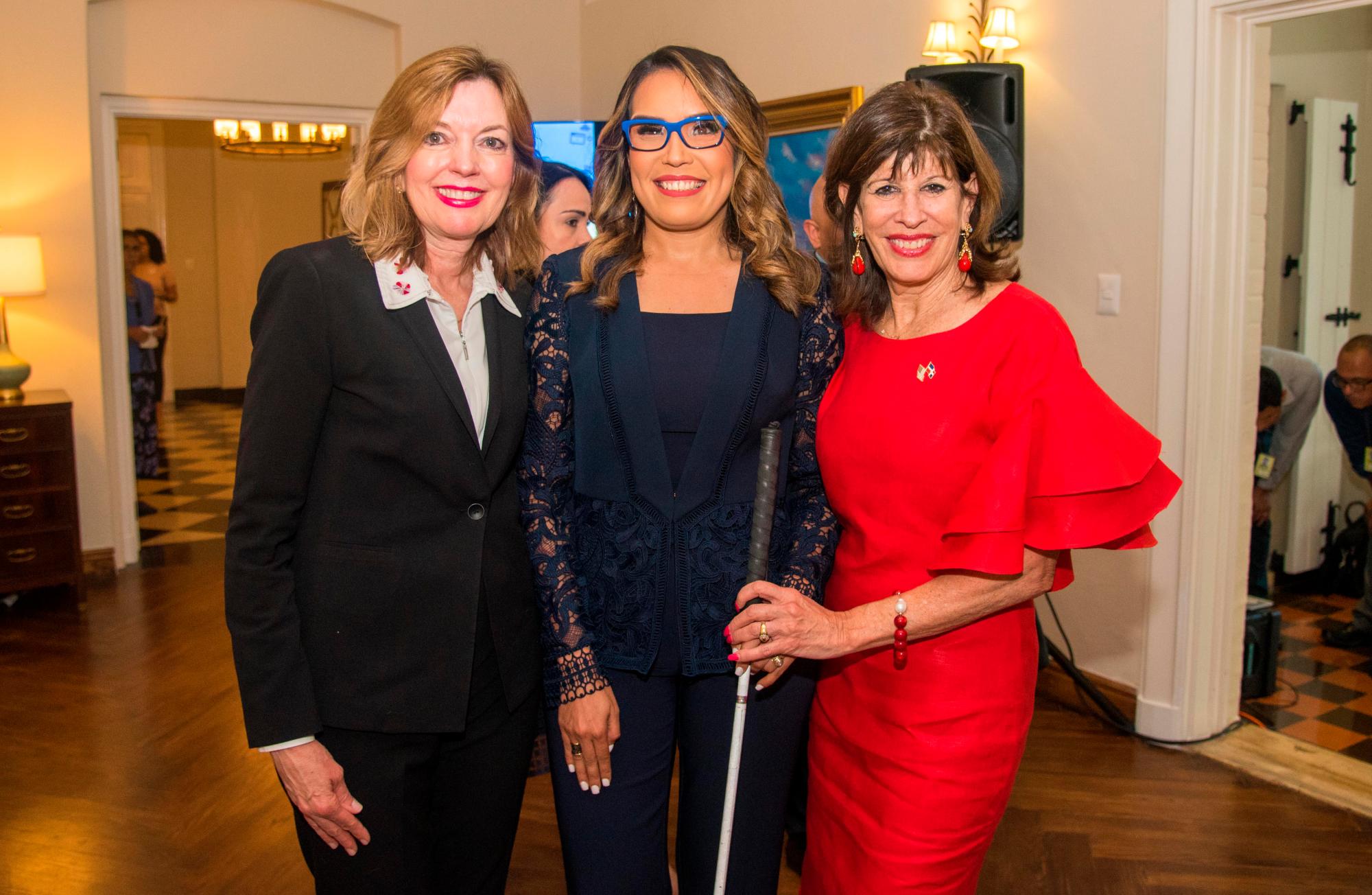 Marie Royce, Francina Hungría y Robin Stein Bernstein.