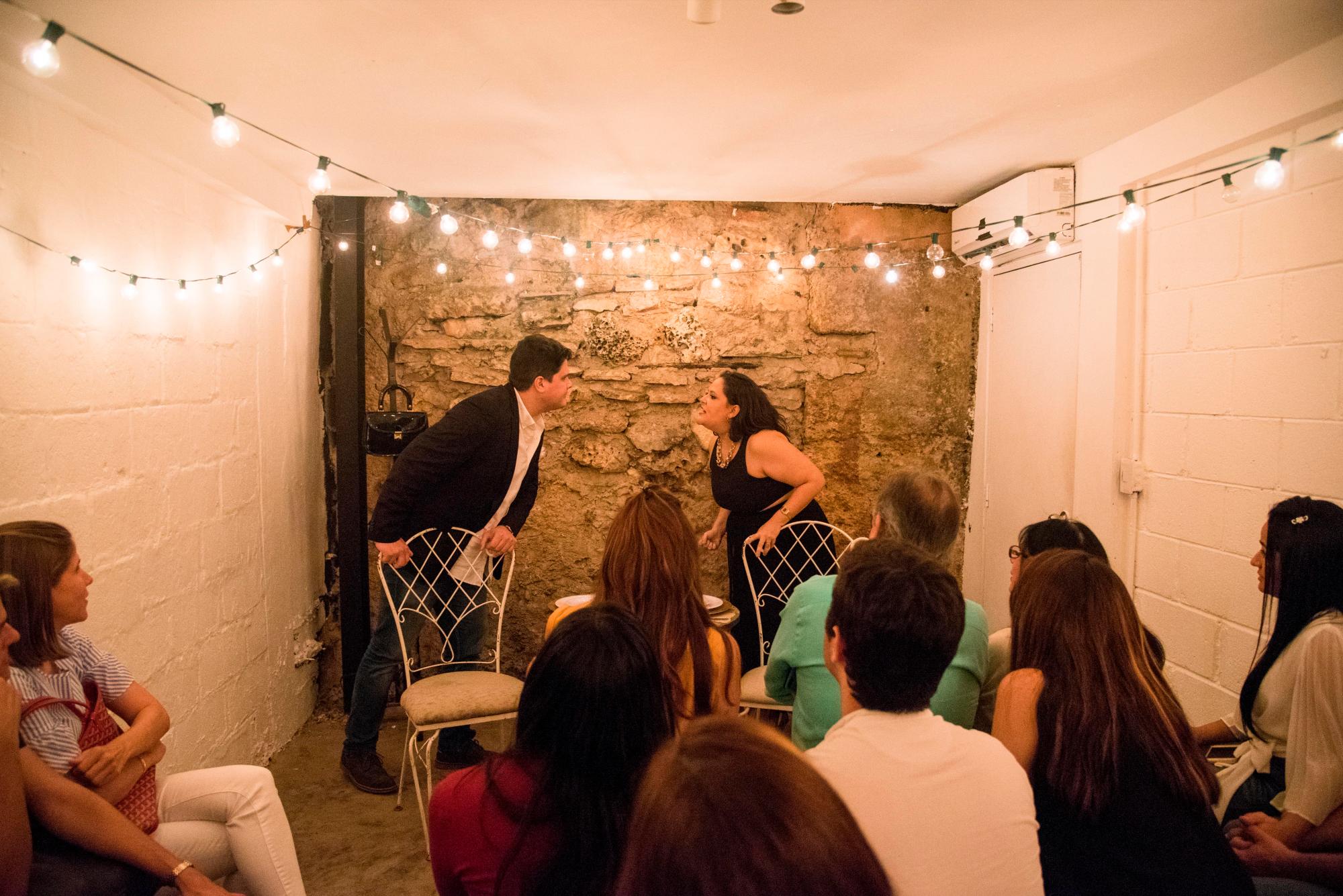 Jean Villanueva y Laura Leclerc, en una escena de la obra “No eres tú, bueno sí eres tú”. (Juan Miguel Peña/Diario Libre)