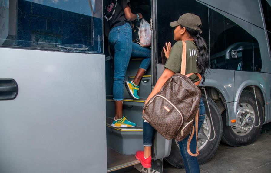 Transporte público interurbano dinamiza asueto navideño en paradas de Santo Domingo