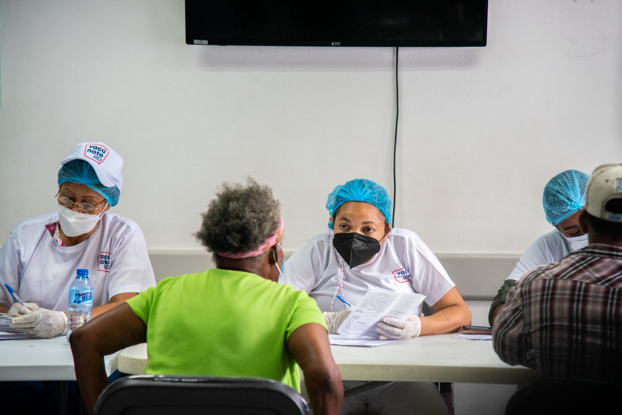 Todos los ciudadanos mayores de 18 años pueden presentarse en los centros de vacunación para recibir el biológico que, en la mayoría de los casos, es fabricado en China por la empresa Sinopharm (Foto: Juan Miguel Peña)