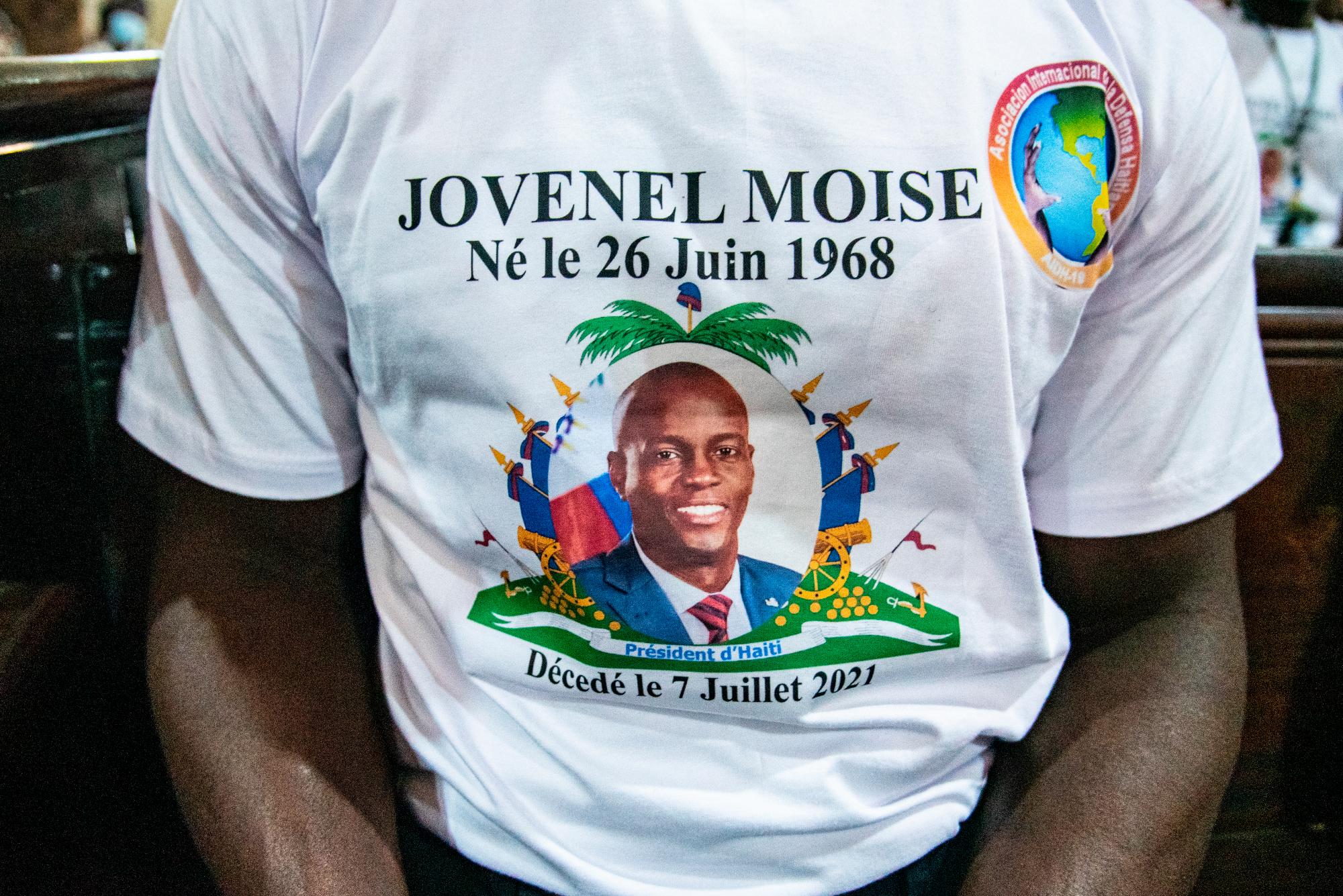 Jovenes haitianos acudieron a la misa vestidos de camiseta con la foto  Jovenel Moïse