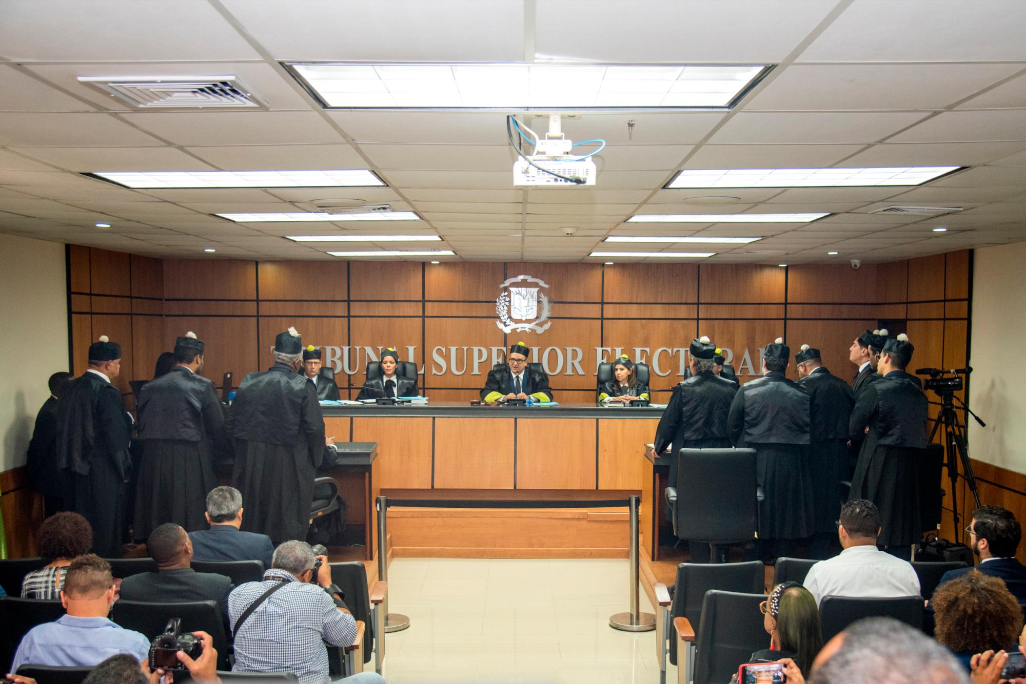 El presidente del Tribunal Superior Electoral, Román Jáquez Liranzo, da lectura a decisión sobre acción de amparo. 