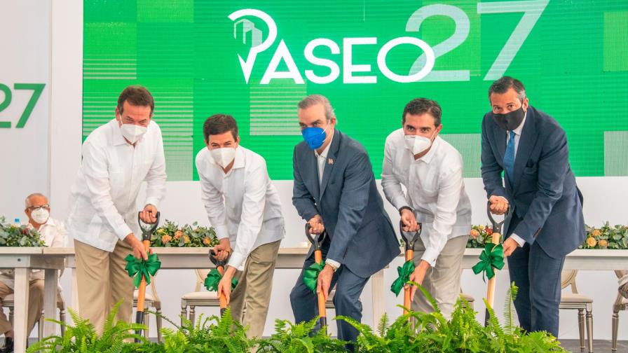 Presidente Abinader da el primer palazo para la construcción de la plaza Paseo 27