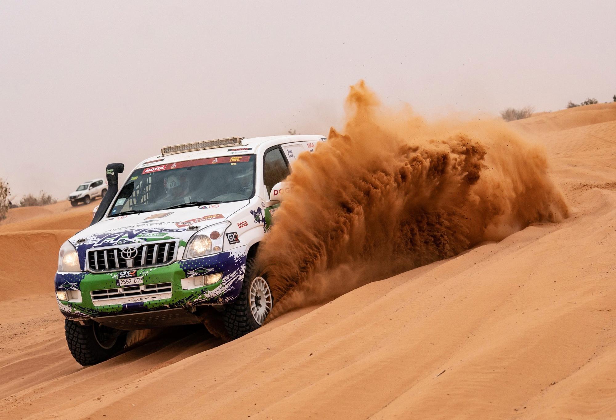 El piloto español Joan Font durante la sexta etapa del Rally Dakar disputada este viernes entre Al Quaisumah y Hail, en Arabia Saudí. (EFE/Mediagé Comicación)