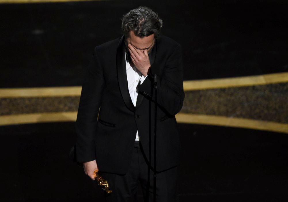 Joaquin Phoenix reacciona cuando acepta el premio a la mejor actuación de un actor en un papel principal para “Joker” en los Oscar el domingo 9 de febrero de 2020, en el Dolby Theatre de Los Ángeles. 