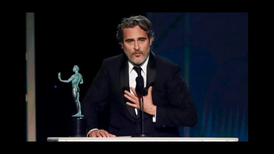 Joaquín Phoenix visitó un matadero de cerdos nada más ganar el premio SAG
