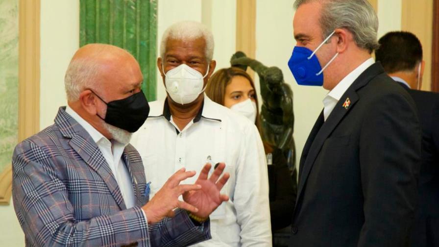 Luis Abinader se reúne con comunicadores y humoristas