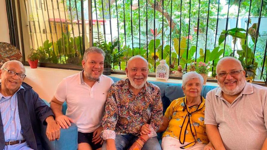 Jochy Santos y su familia reciben solidaridad de sus amigos en la funeraria