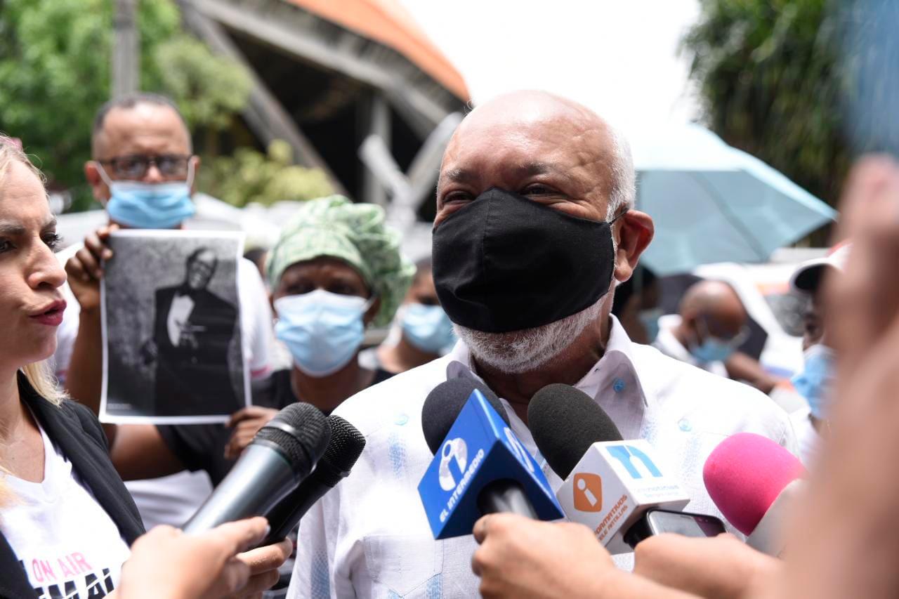 Jochy Santos en el velatorio popular. 