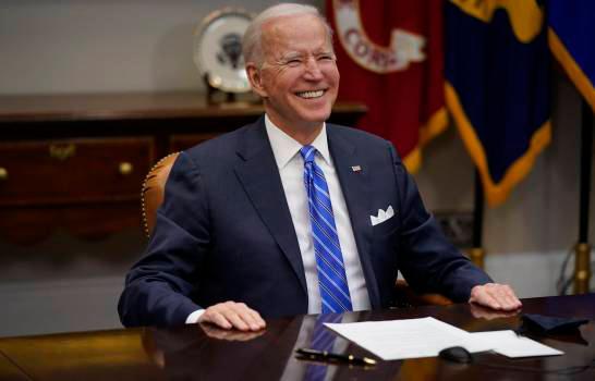 Biden celebra el nuevo plan de estímulo: Es un “paso gigante” para EE.UU.