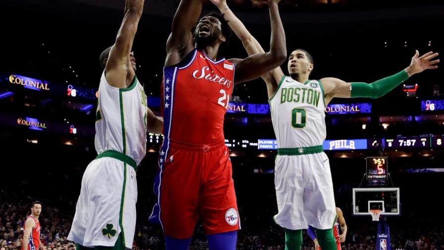 Embiid, multado con 25.000 dólares por criticar a réferis