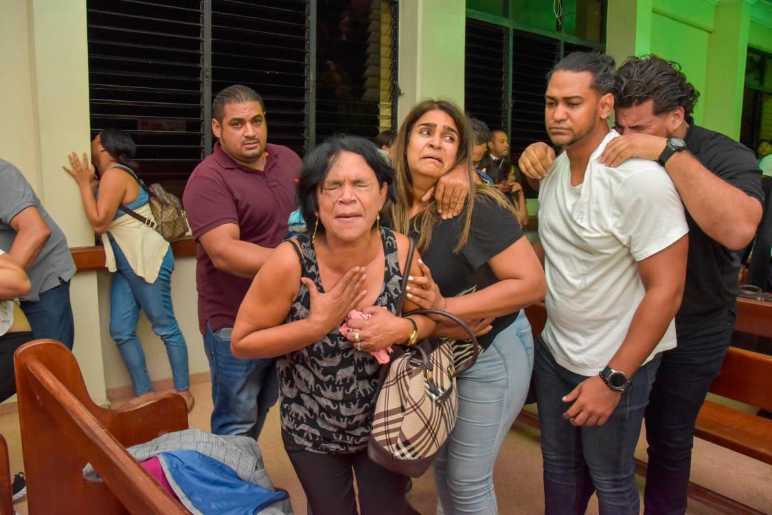 Familiares de Joel Rodríguez Cruz lloran después de escucharse la sentencia que lo condena a 30 años por el asesinato de su padre, el empresario y dirigente político Alejandro de Jesús Rodríguez.