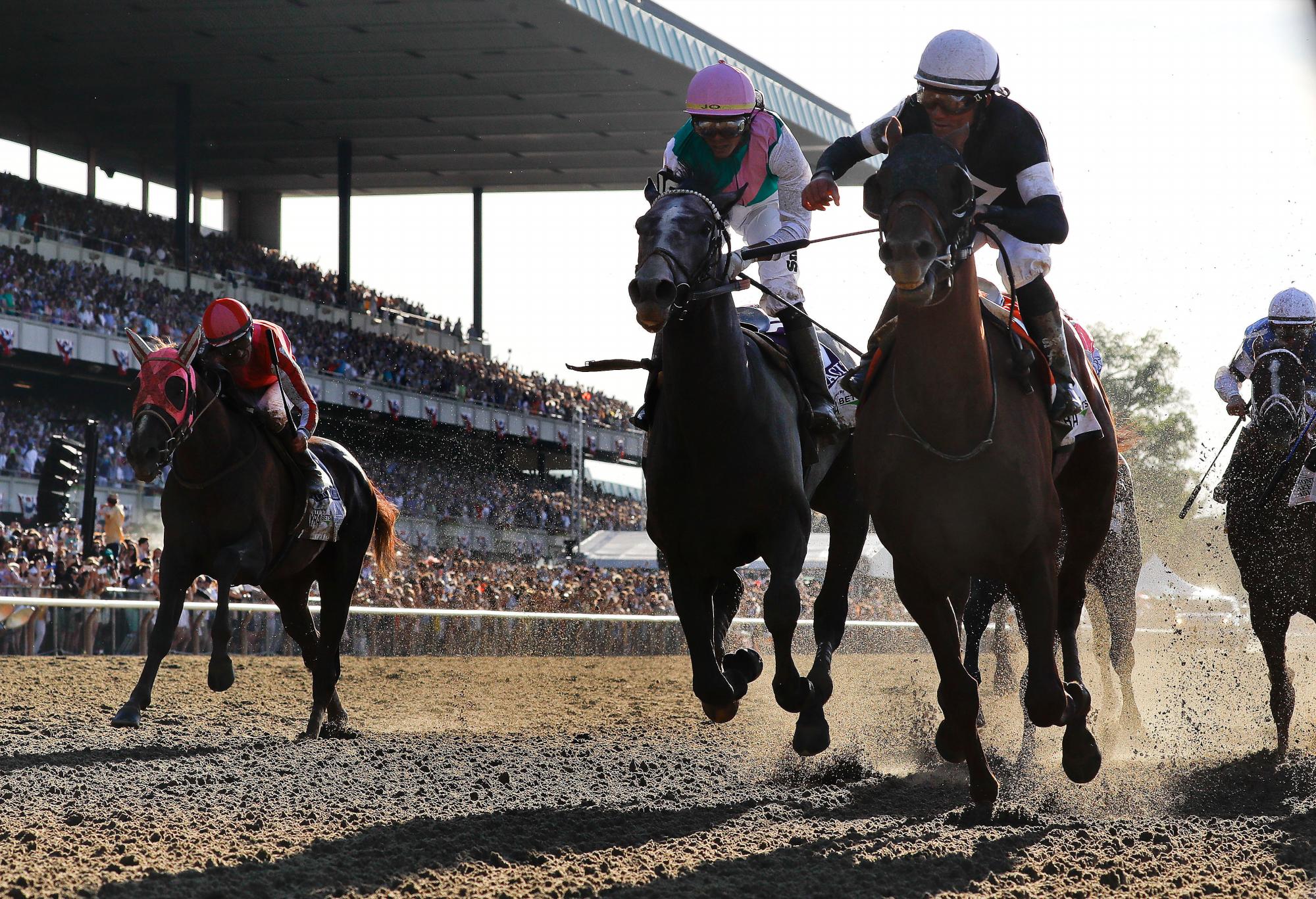 El jinete dominicano Joel Rosario, a la monta de Sir Winston, celebra después de cruzar la meta por delante de Tacitus, con el jinete puertorriqueño José Ortiz, para ganar la 151ra edicion del Belmont Stakes, el sábado 8 de junio de 2019 en Elmont, Nueva York.
