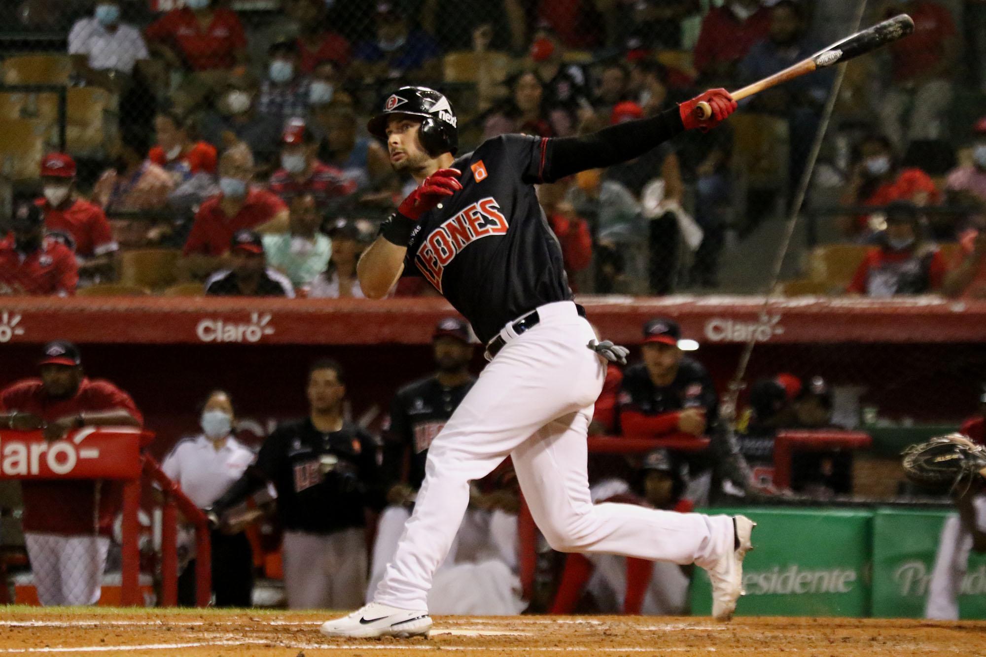 Joey Rickard bateó de 3-2, con una producida en la victoria de los Leones del Escogido sobre los Toros del Este 3-2, en la jornada de la pelota invernal del 3 de noviembre del 2021. (Prensa/Escogido)