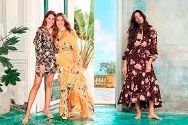 Estampados, femeninos y llenos de detalles, así son los vestidos de la creadora colombiana.