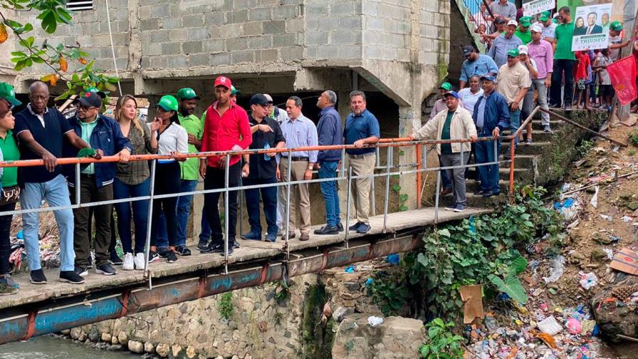 Johnny Ventura promete intervenir cañadas de Los Ríos y Los Platanitos