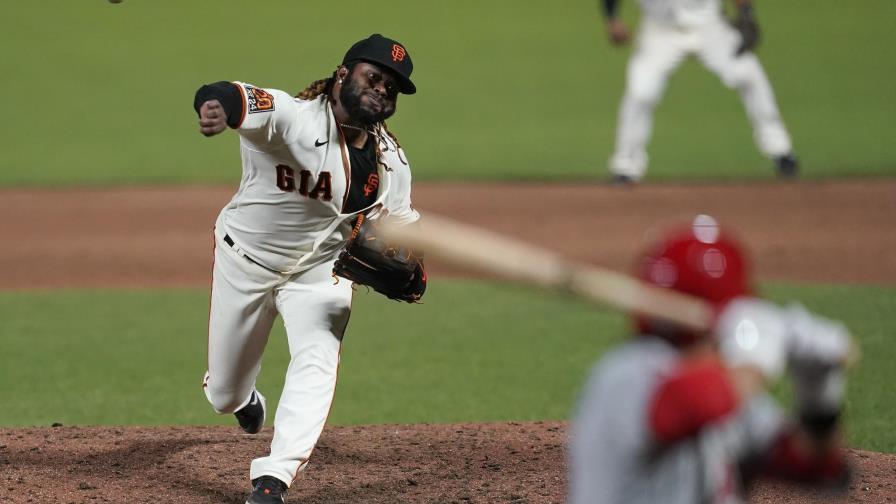 Cueto firma sólida labor y Gigantes vencen a Angelinos Cueto firma sólida labor y Gigantes vencen a Angelinos